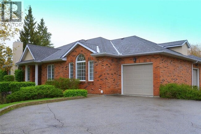 210 Fiddlers Green Rd in Ancaster, ON - Building Photo - Building Photo