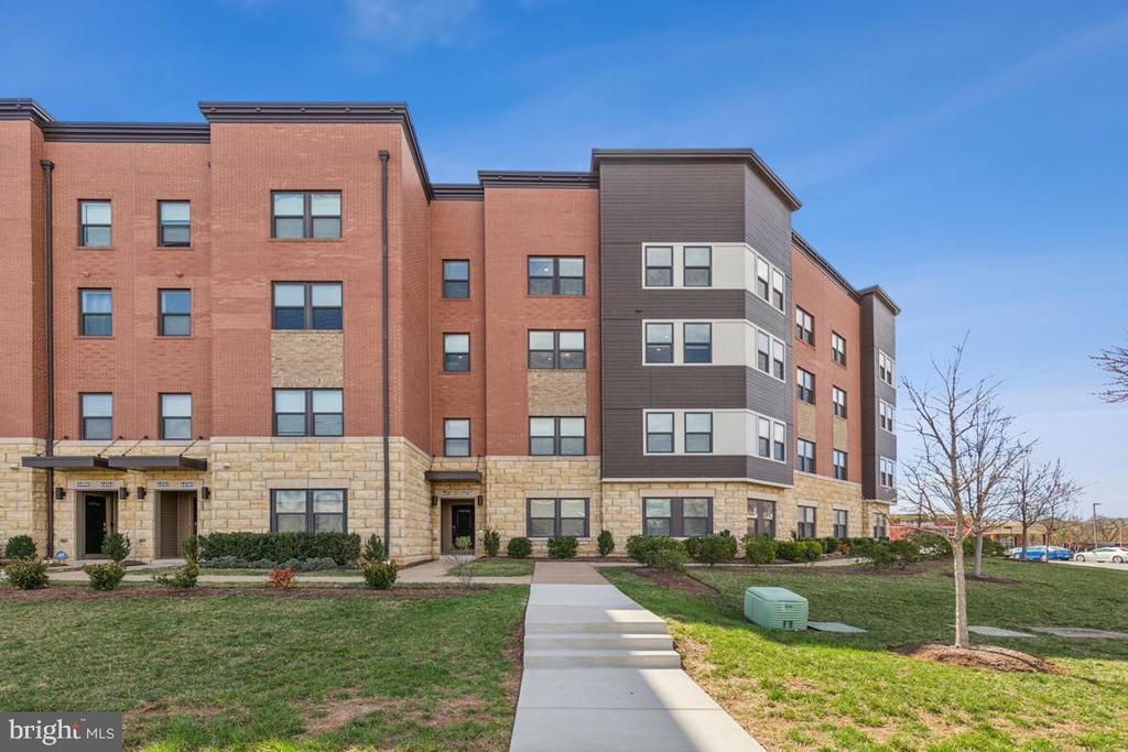 44738 Tiverton Sq in Ashburn, VA - Building Photo