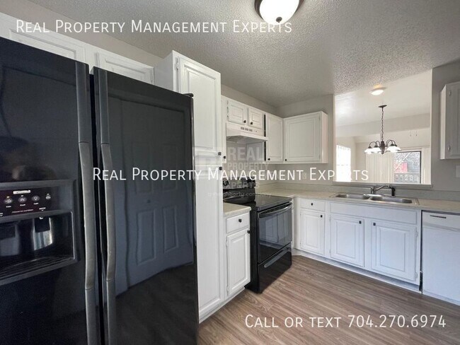 9035 J M Keynes Dr in Charlotte, NC - Building Photo - Building Photo