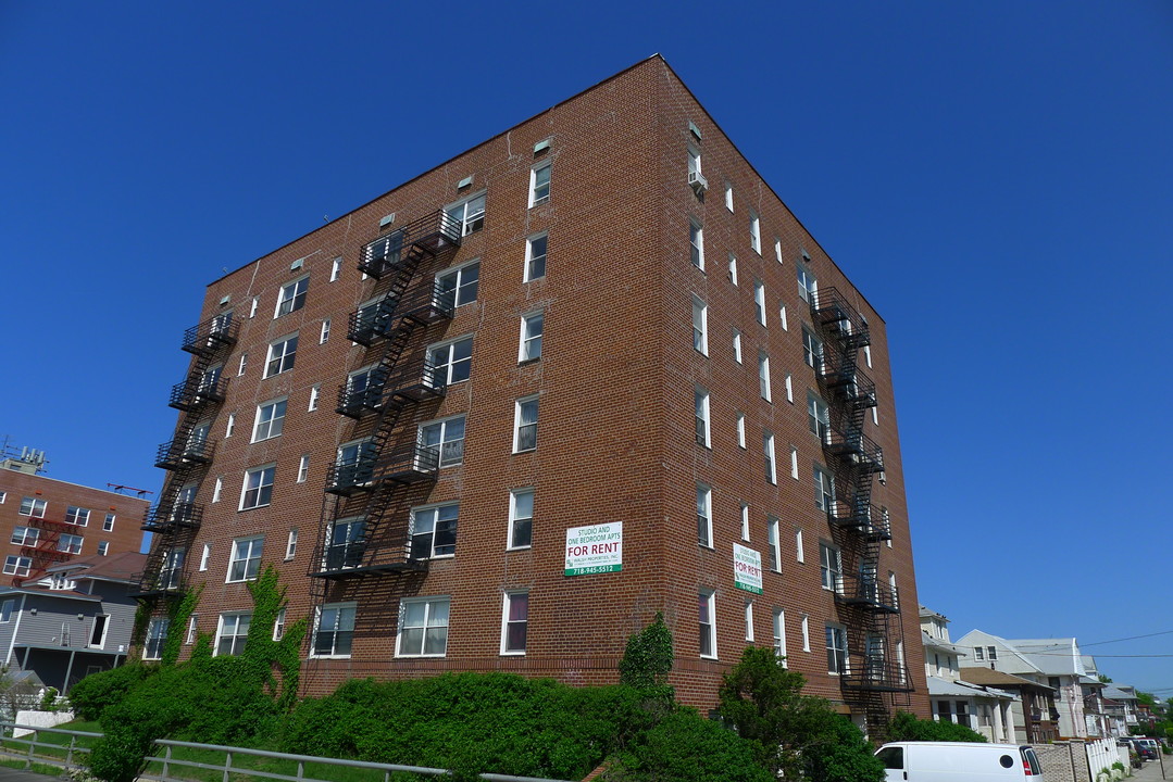 127-131 Beach 119th St in Far Rockaway, NY - Foto de edificio