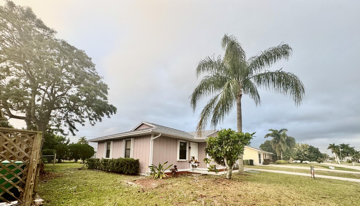 1862 SW Hampshire Ln in Port St. Lucie, FL - Building Photo