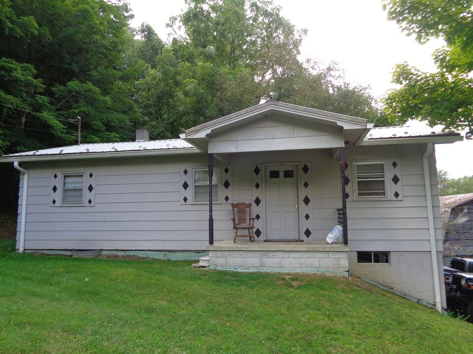 704 Love Hollow Rd in Vilas, NC - Building Photo