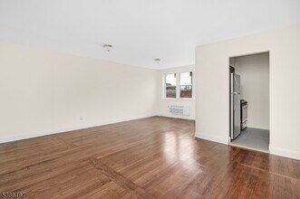 372 S Washington Ave in Bergenfield, NJ - Building Photo - Building Photo