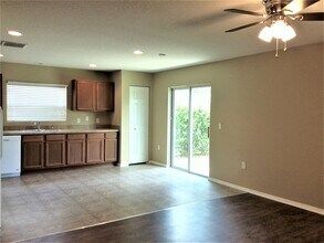 1733 Strathmore Cir in Mount Dora, FL - Foto de edificio - Building Photo