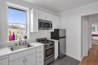 715 Lorimer St in Brooklyn, NY - Building Photo - Interior Photo