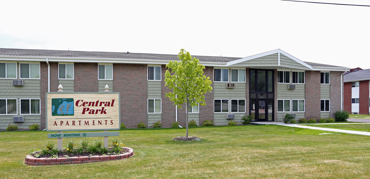 Central Park Apartments in Racine, WI - Building Photo