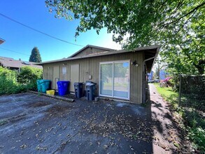 4323 N Commercial Ave, Unit 4323 in Portland, OR - Building Photo - Building Photo