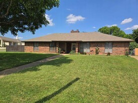7451 N College Cir in North Richland Hills, TX - Building Photo