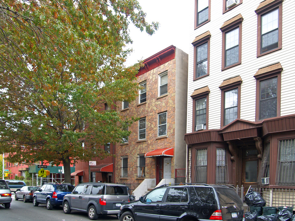 596 Driggs Ave in Brooklyn, NY - Foto de edificio