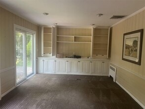 60 Oaktree Ln in Manhasset, NY - Building Photo - Building Photo