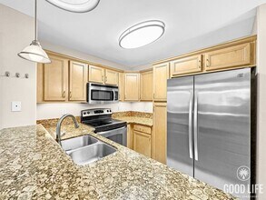 5402 Balboa Arms Dr in San Diego, CA - Foto de edificio - Building Photo