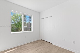 170 NW 158th St in Miami, FL - Building Photo - Building Photo