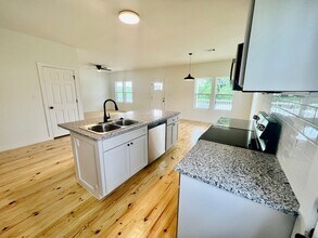 228 N Dixie St in Brenham, TX - Foto de edificio - Building Photo