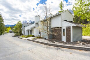 1017 Olympic Dr in Canmore, AB - Building Photo