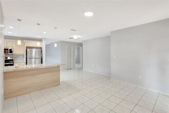 2476 SW 17th St in Miami, FL - Foto de edificio - Building Photo