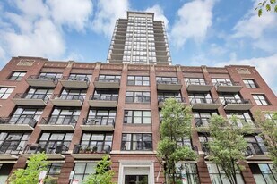 210 S Desplaines St in Chicago, IL - Building Photo