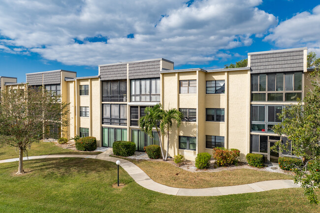 Lakeview of Largo in Largo, FL - Building Photo - Building Photo