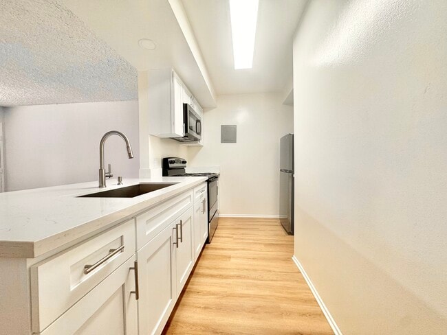17821 Sherman Way in Los Angeles, CA - Building Photo - Building Photo