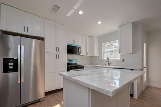 10619 Knoboak Dr in Houston, TX - Building Photo - Building Photo