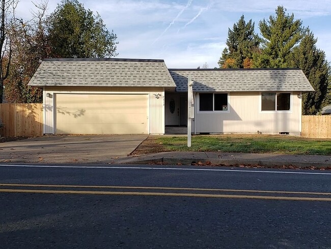 property at 7913 SE Clackamas Rd