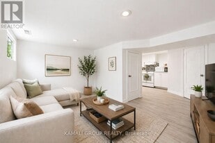 46 Centre St E in Richmond Hill, ON - Building Photo