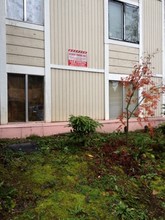 Jasmine Terrace Apartments in Portland, OR - Foto de edificio - Building Photo