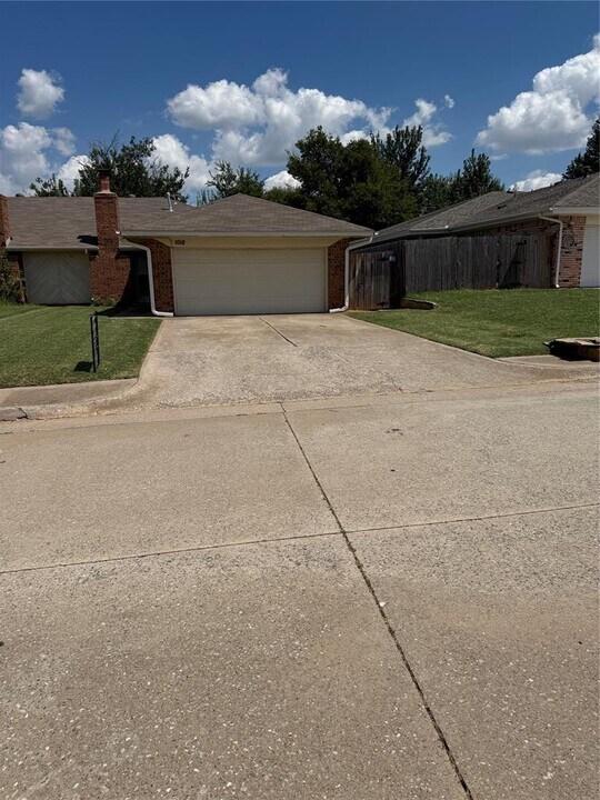 1018 Summerton Pl in Yukon, OK - Building Photo