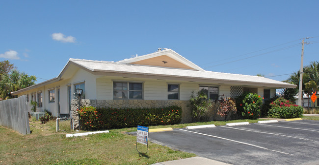 Prime Time Inn in Lighthouse Point, FL - Building Photo - Building Photo