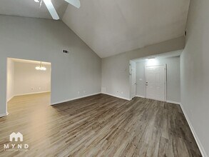 7608 Didwell Ct, Unit 205 in Jonesboro, GA - Foto de edificio - Building Photo