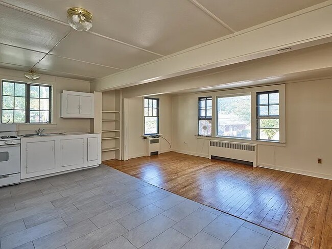13 BRIDGE St, Unit 2nd Fl Unit #1