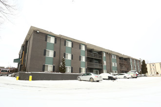 Waters Edge Apartments in East Lansing, MI - Building Photo - Building Photo