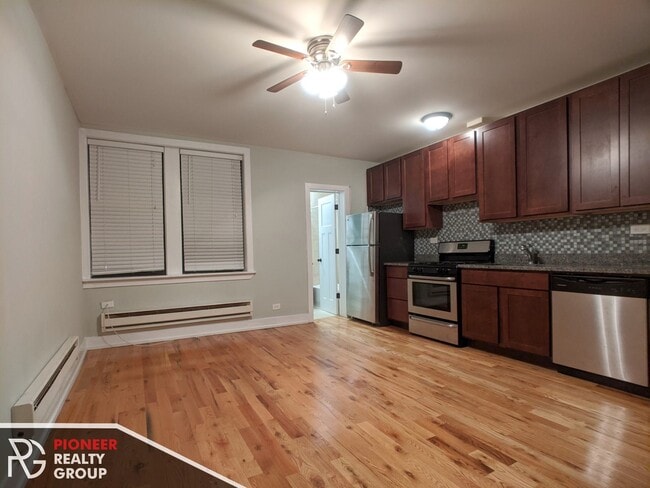 818 W Diversey Pky, Unit P in Chicago, IL - Building Photo - Building Photo