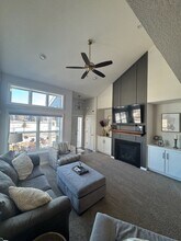 6908 Jody Ave S in Cottage Grove, MN - Foto de edificio - Building Photo