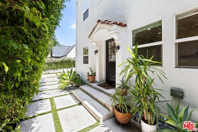 7614 Willoughby Ave in West Hollywood, CA - Building Photo - Building Photo