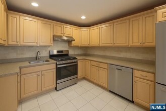 23 Legend Hills Dr in Edgewater, NJ - Building Photo - Building Photo