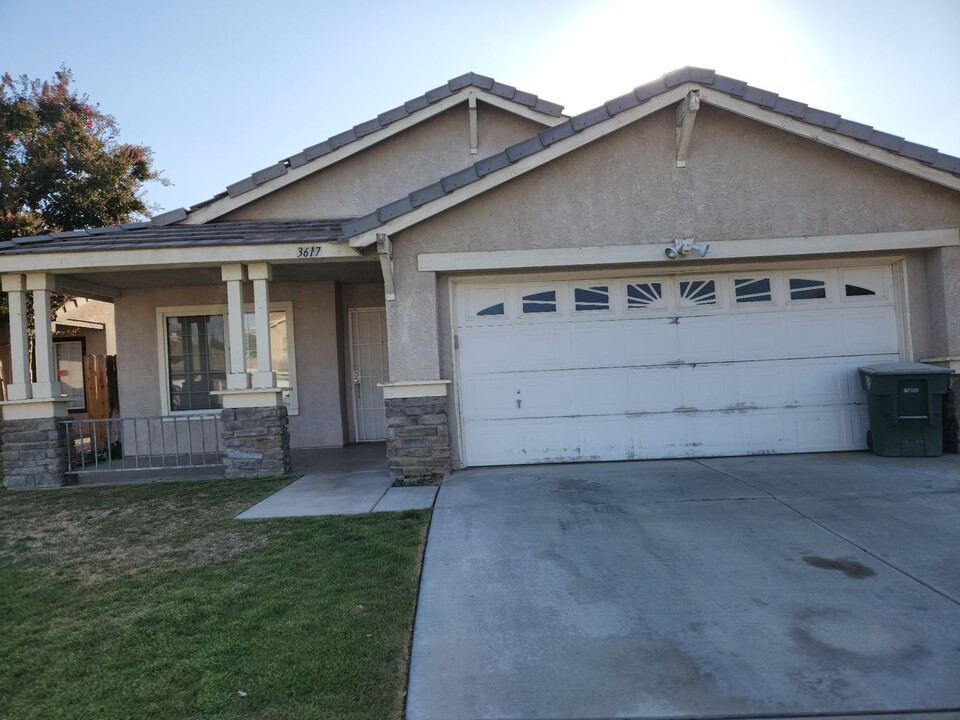 3617 Amur Maple Dr in Bakersfield, CA - Foto de edificio