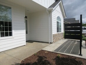 917 Pioneer Dr in Silverton, OR - Building Photo - Building Photo