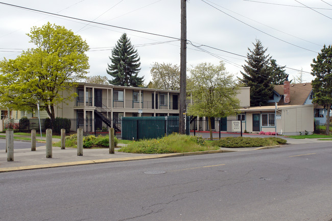 estates plaza in Portland, OR - Building Photo - Building Photo