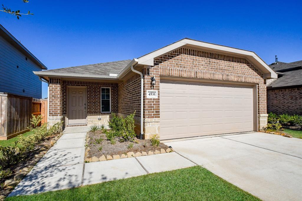 4531 Pinehurst Trce Dr in Pinehurst, TX - Foto de edificio