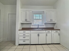 1101 E Highland Blvd in San Antonio, TX - Building Photo - Building Photo