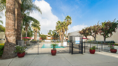 Las Palmas Apartment Homes in Covina, CA - Foto de edificio - Building Photo