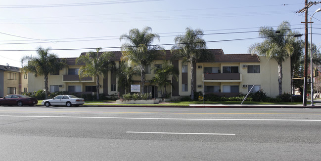 Woodman Villas in Van Nuys, CA - Building Photo - Building Photo