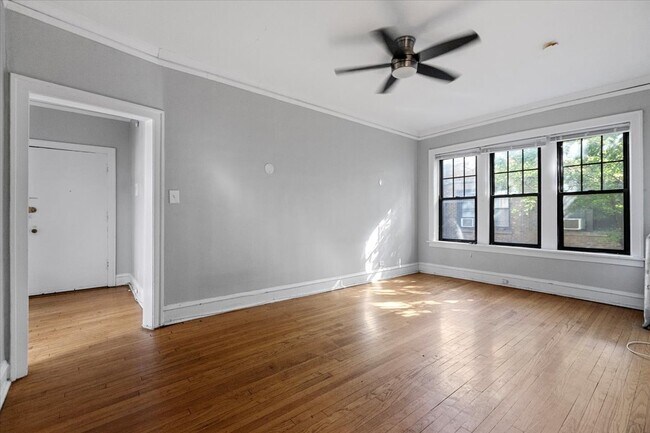 3610 N Claremont Ave, Unit L3 in Chicago, IL - Building Photo - Building Photo