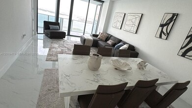 700 NE 24th St, Unit 3903 in Miami, FL - Foto de edificio - Building Photo