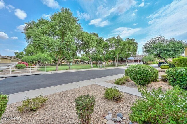 3733 E Kerry Ln in Phoenix, AZ - Building Photo - Building Photo