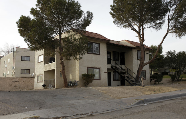 728 E Virginia Way in Barstow, CA - Foto de edificio - Building Photo