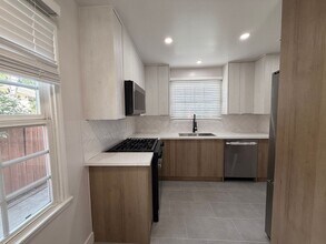 Stylish Fully Renovated 3-Bedroom Home with a Large Backyard in Los Angeles, CA - Foto de edificio - Building Photo