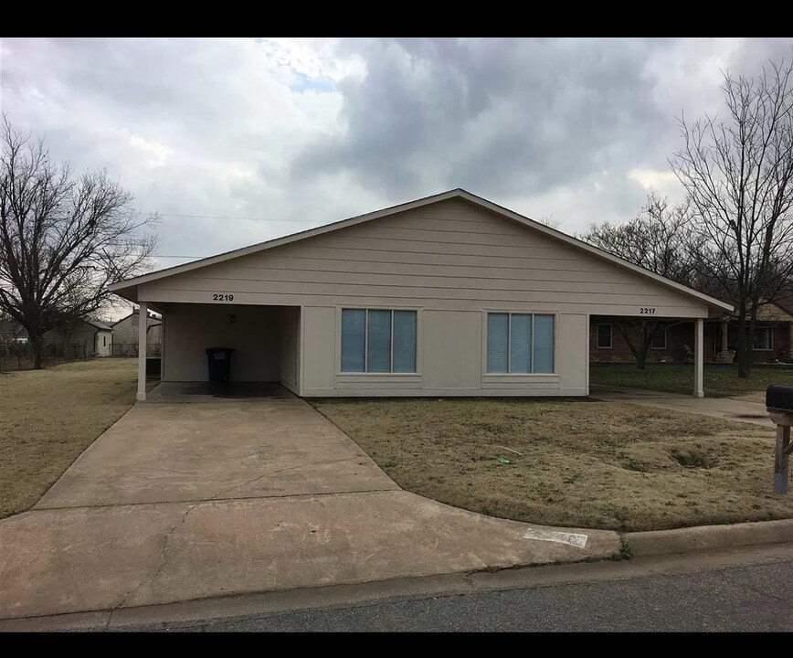 2217 E Eucalyptus Ave in Enid, OK - Building Photo