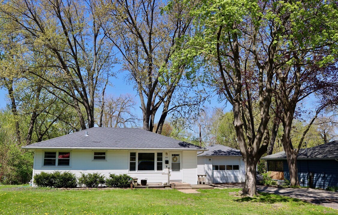 5401 Flamingo Rd in Monona, WI - Building Photo