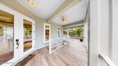 1085 Bayview Ave in Biloxi, MS - Building Photo - Building Photo